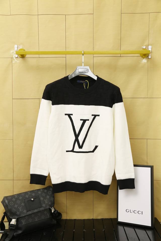 Lv大Logo圆领毛衣 Louisvuitton 官网一致款式 面料:仿羊绒精品毛织面料 工艺：进口机器胸口编制字母大标工艺 上半身以格子相并 配套：三标齐全