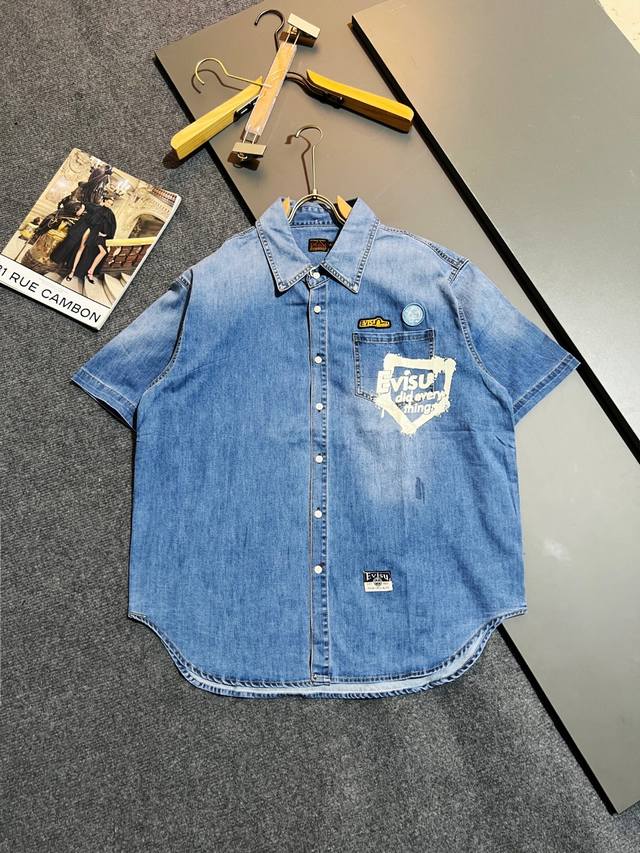 注→ 区别市场垃圾货 广州高版本对版对色 福神Evisu 2025春季 涂鸦大M休闲短袖衬衫 男款 牛仔蓝 工艺：过肩印花，刺绣 尺码：S-2Xl码
