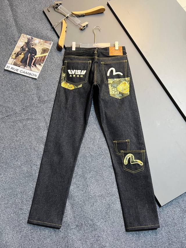 Evisu Aw23 织锦与小海鸥多口袋窄脚牛仔裤 男款 牛仔蓝 Evisu的修身牛仔裤有一种独特的自然魅力，后袋分别绣上家花刺绣和经典商标装饰。搭配简约T恤，