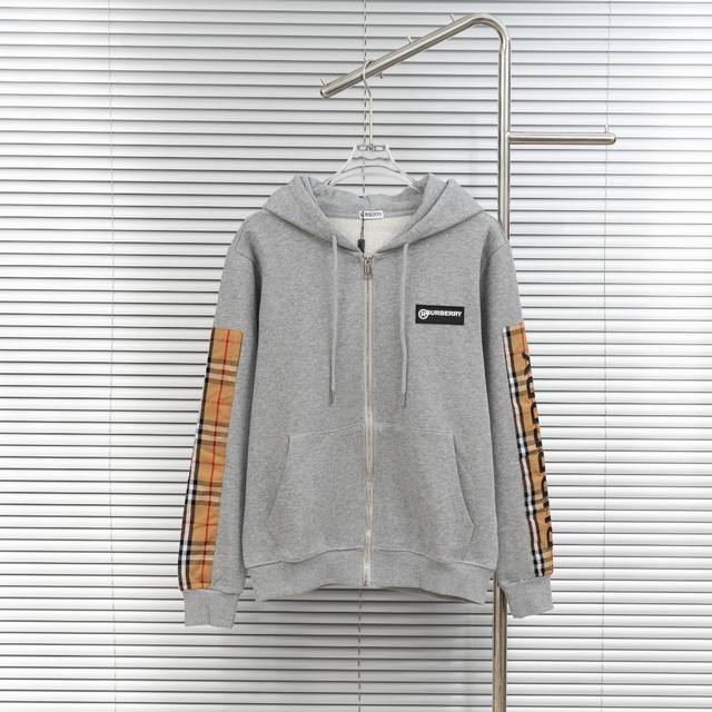 顶级版本 区别通货 款式：巴宝莉Bbr格纹拼接皮标字母拉链连帽外套 颜色：图片色 尺码：S-Xl 面料：纯棉 辅料：全套定制辅料 无性别区分 男女同款