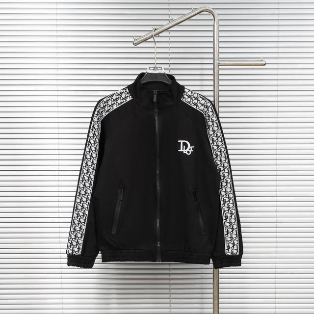 顶级版本 区别通货 款式：迪奥Dior串标织带拉链夹克外套 颜色：图片色 尺码：S-Xl 面料：纯棉 辅料：全套定制辅料 无性别区分 男女同款