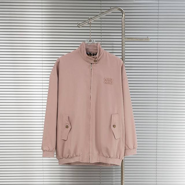 顶级版本 区别通货 款式：缪缪Miumiu原版定制梭织贴布Os版型外套夹克 颜色：图片色 尺码：S-L 面料：梭织 辅料：全套定制辅料 无性别区分 男女同款