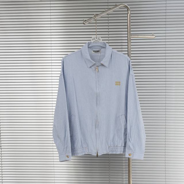 顶级版本 区别通货 款式：缪缪Miumiu原版定制水洗牛仔复线Os版型外套夹克 颜色：图片色 尺码：S-L 面料：纯棉 辅料：全套定制辅料 无性别区分 男女同款