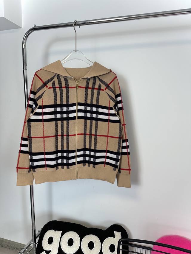 款号：Hmy191# Burberry 巴宝莉经典格纹双面穿羊毛背后战马提花开衫针织毛衣外套 正确版本区分市场割韭菜版本 对比详细特征 采用50% 羊毛含量纱线