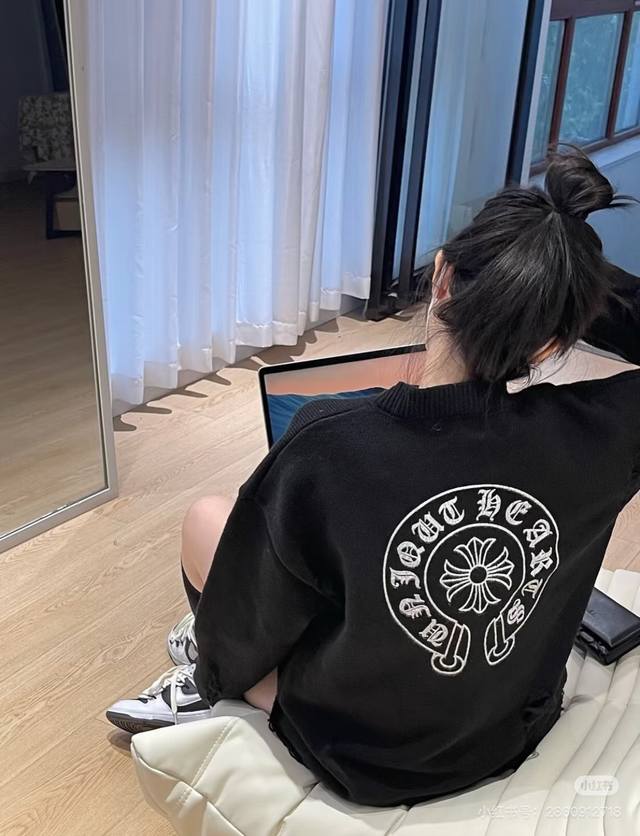 款号：Hmy185# 模特咨询图组 Chrome Hearts Ch克罗心经典Logo马蹄刺绣圆领针织毛衣 爆款针织版型用砂线针织拼接而成 7针提花机作业 纱线