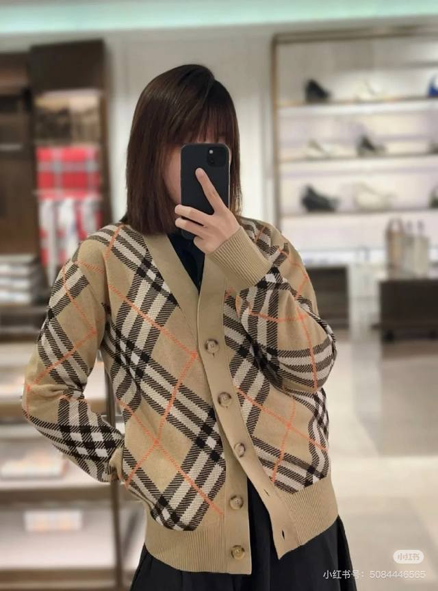 款号：Hmy184# 模特咨询图组 巴宝莉经典格子纹路斜纹针织开衫毛衣外套男女同款 官网Zp同步新款针织开衫毛衣外套 面料采用羊毛混纺面料高克重重工制作 对位工