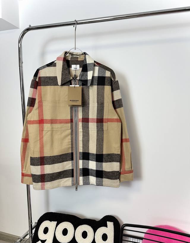 款号：Hmy183# 巴宝莉经典格羊毛纺织大格子外套Burberry 采用纯棉羊毛混纺毛呢面料细节原版位置 做工完美 大厂流水做工 包条双针走线工整 网红热门款