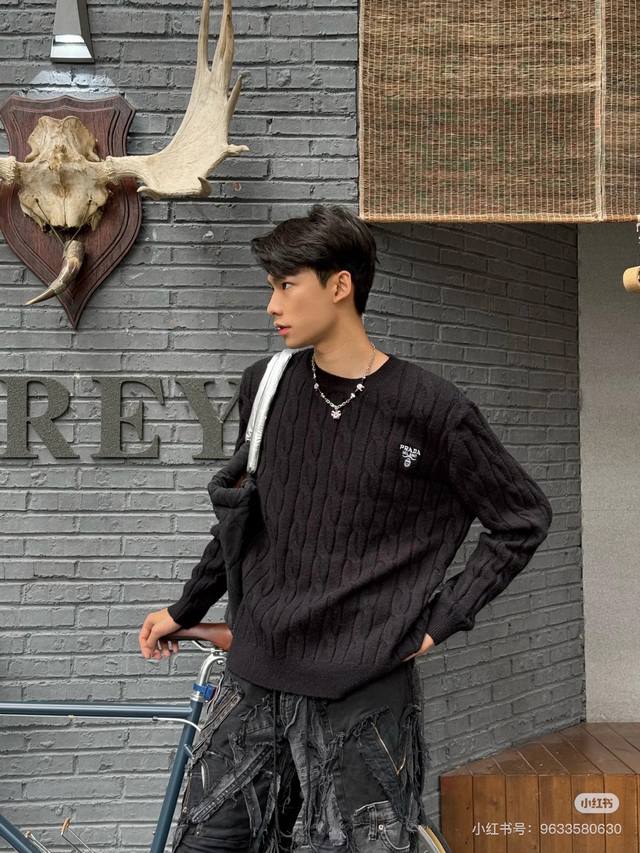 款号：Hmy181# 模特咨询图组 prada 普拉达情侣款春秋冬两色小标麻花针织圆领毛衣 爆款麻花针织版型用砂线针织拼接而成 7针提花机作业 纱线精选柔软舒适