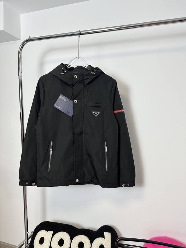 款号：Hmy180# 普拉达 prada25年度最新爆款三角标红标连帽夹克外套 采用官网原版一致夹克风衣面料 防风防水效果极佳 上身非常板正商务休闲 出门不撞款
