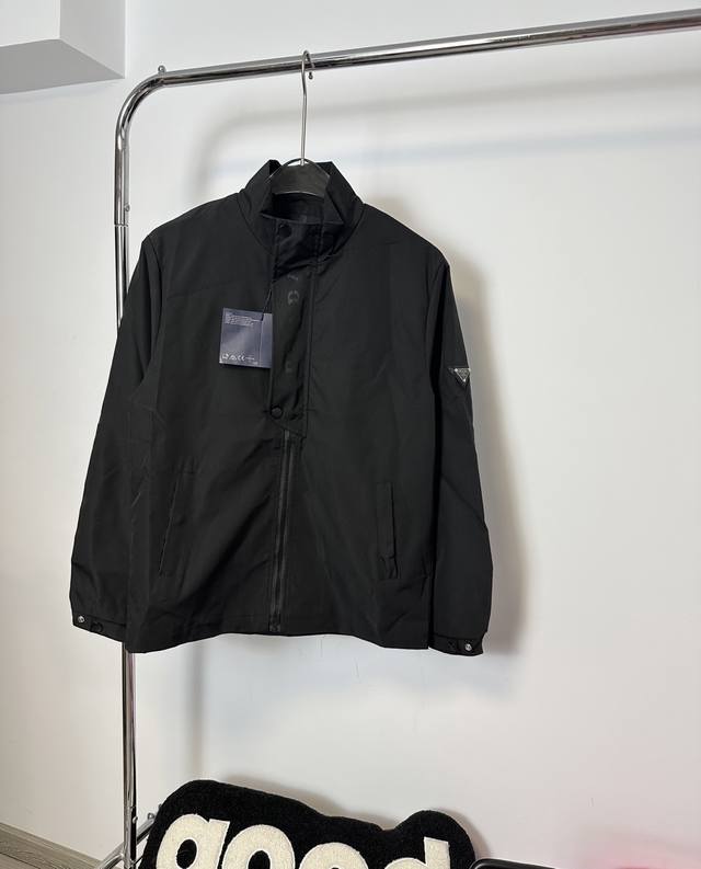 款号：Hmy179# 普拉达 prada25年度最新爆款字母Logo暗纹标志立领夹克外套 采用官网原版一致夹克风衣面料 防风防水效果极佳 上身非常板正商务休闲