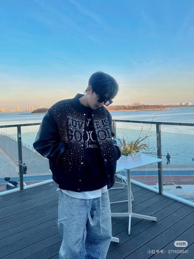 款号：Hmy174# 模特咨询图组 Goodbrand满天星钻行毛呢拼接棒球服 重工制作全部定制原版一致 超多细节所见即所得 认准独家背景 采用650克龙凤呢面