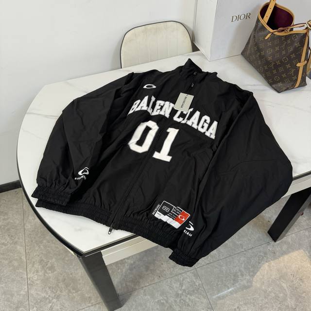 款号：K12 上新 Balenciaga* 巴黎世家 25Ss 复古篮球字母印花拉链长袖夹克外套- Bal 25Ss足球运动夹克 赋予夹克轻盈挺括的质感与卓越的