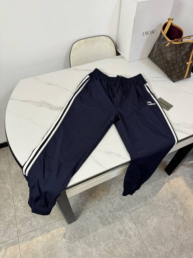 款号：K05 Balenciaga 巴黎世家 双勾刺绣拼接校服风运动情侣休闲B1283裤束脚长裤-顶级代购版本 Color：黑色 蓝色 Size：M L Xl