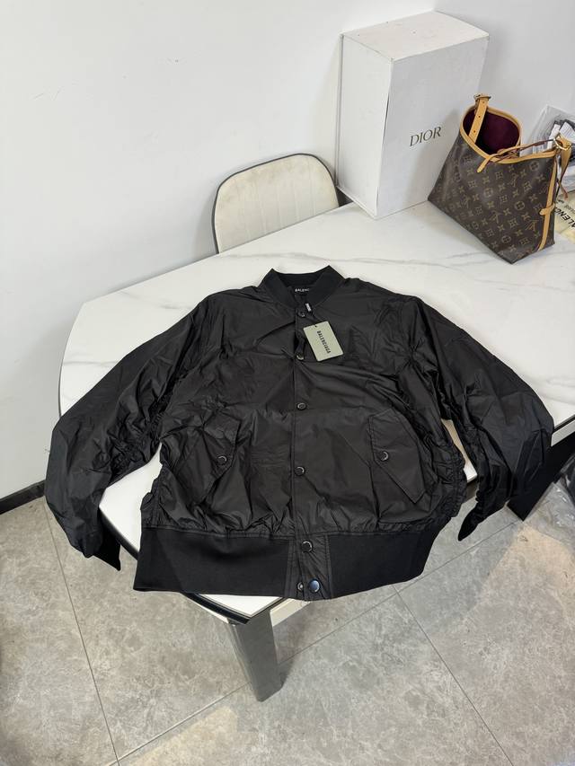 款号：B26 Balenciaga刺绣夹克外套 春秋天最合适的外套 赶快下手 真的太好看了 怎么穿都有型 整体设计简约大气 胸口一个小的巴黎塔后背万针立体刺绣