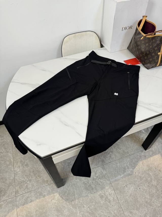 款号：T103 可隆 户外登山徒步软壳户外 压胶无缝休闲裤 青岛某代工出口订单 整条裤子多处压胶工艺 很多复杂的小细节 就不是市面这些小作坊能比拟的了！ 面料采