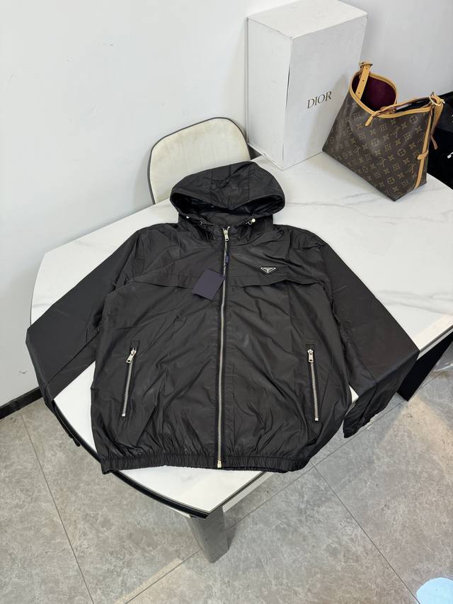 款号：K04 prada 普拉达 定制面料套装拉链连帽外套 尼龙贴布拉链口袋品牌Logo三角标铁牌标识 官方同步 高版本 高品质 时尚个性 百搭潮流 纯原品质