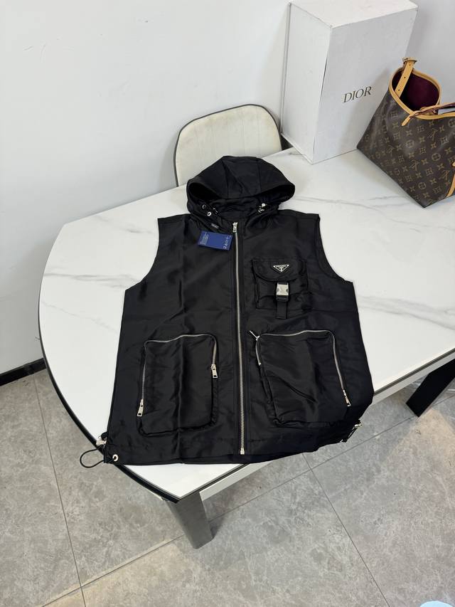 款号：K03 pprada丨普拉达 24Ss 再生尼龙纯色大口袋拉链连帽无袖马甲 原版订制高密度尼龙面料 上身质感满满 全套定制五金 细节完美到极致 情侣款 男