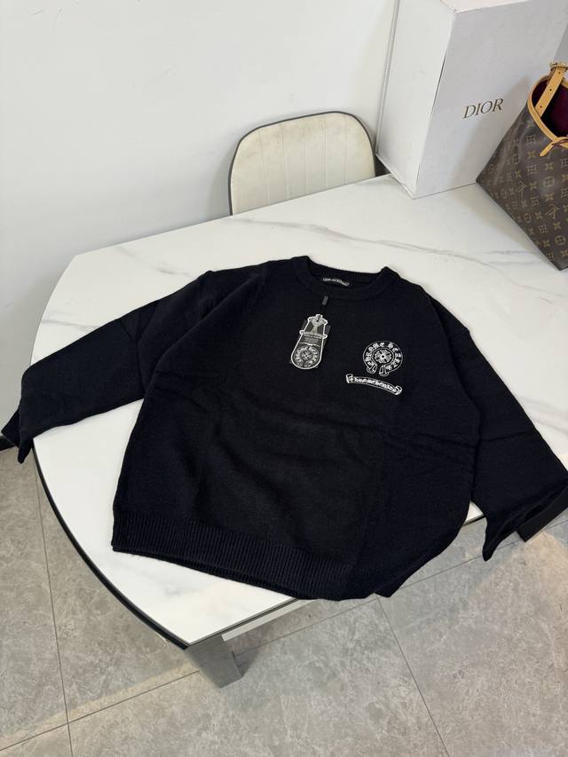 款号：B24 Chrome Hearts Ch克罗心马蹄刺绣圆领套头毛衣！ 现在的温差最实用的外套 毛衣软糯糯的手感超好 前后刺绣设计哦 这款冬天拿来当内搭真的