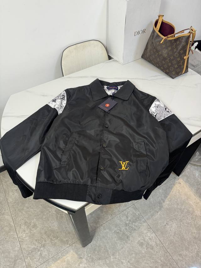 款号:B23 Louis Vuitton路易威登Lv老花拼接长袖外套，定制Logo纽扣。 Lv这件拼接设计感十足 轻奢单品 情侣日常百搭 面料采用定织定染面料