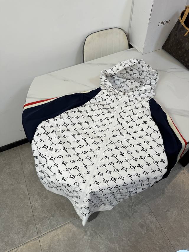 款号F108 Guccl 古驰 秋夏新品 时尚连帽外套100%聚酯纤维面料客供进口呢龙材质,质感超级轻柔,上身轻盈无负担,无束缚,原版五金装饰辅料，核心户外防紫