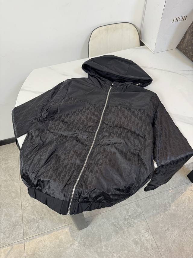 款号:F08 Dior 迪奥 胸前字母Logo满印拼接连帽外套 贸易渠道稀出，海外精品限量销售。户外风衣产品的典范，全身暗纹的商标彰显品牌辨识度。这款夹克兼备温