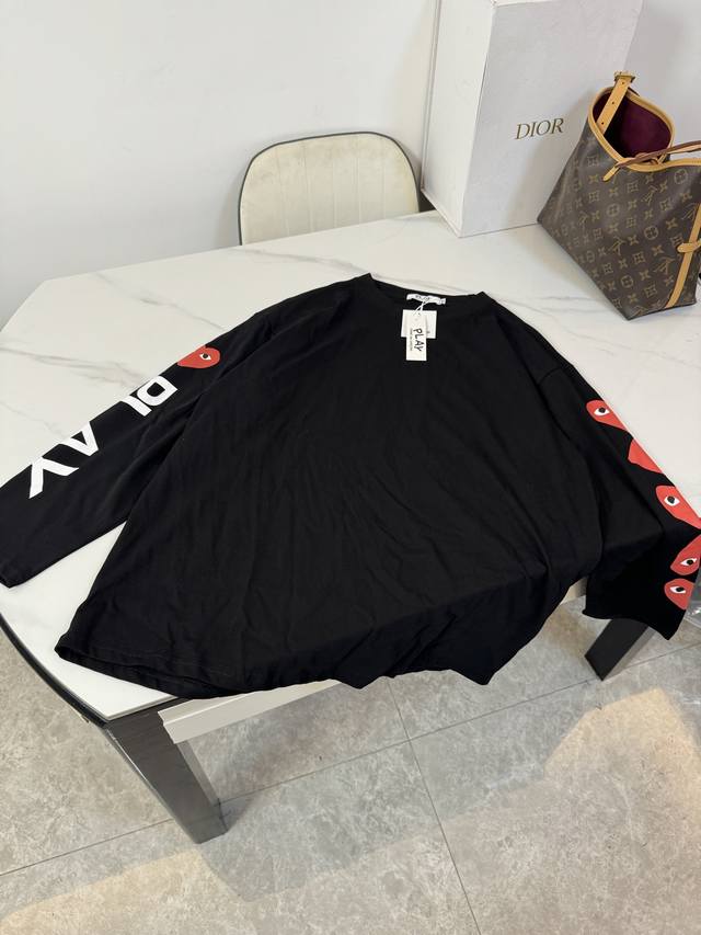 款号：S109 川久保玲Comme Des Garcons 袖子波点红倒心长袖 面料采用原一致薄纱单底棉 配套螺纹 颜色： 黑色 白色 尺码：S-Xl