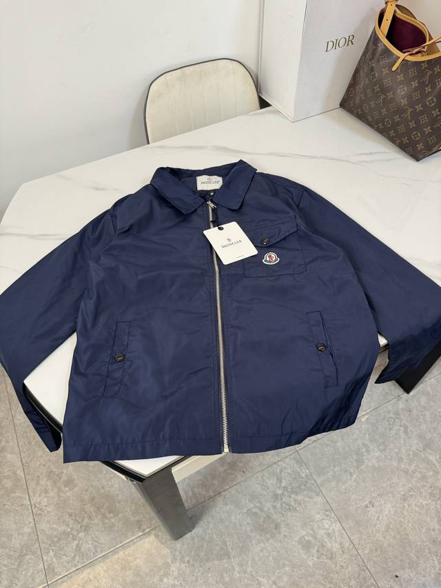款号：F03 Moncler 标识拉链衬衫式夹克 定制臻品棉质隐纹华达呢 质感十足 舒适贴肤 邂逅棕调 散发着内敛的温柔 标志性Moncler标识绣标点缀其上