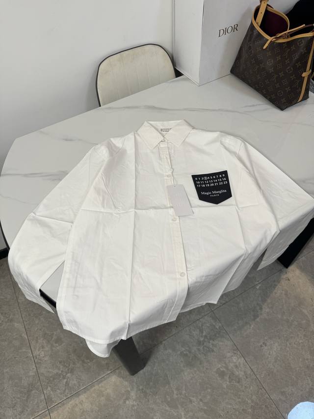 款号：B17 Maison Margiela Mm6 马吉拉经典数字口袋标语字母情侣长袖衬衫 Color：白色 Size：S M L Xl 原版一致 纯棉面料