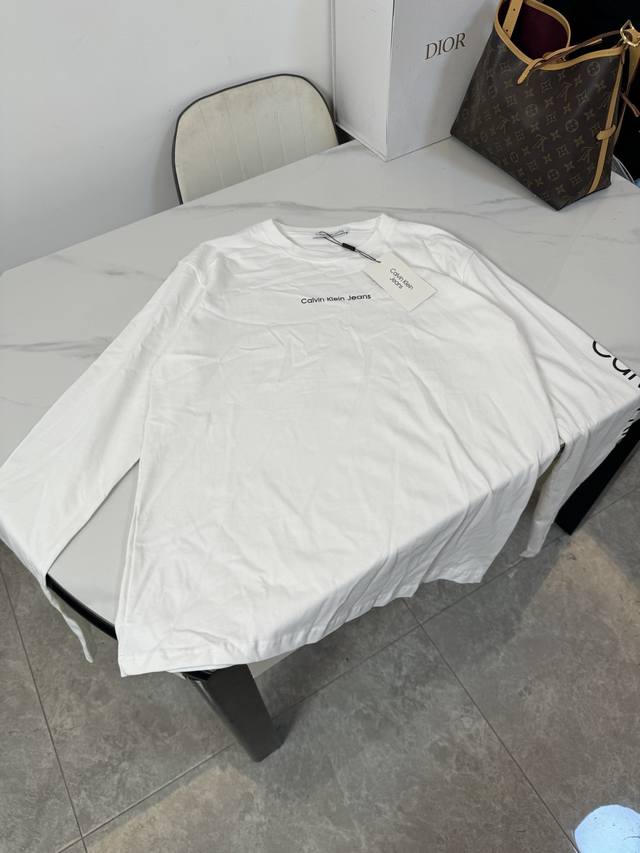款号：S106 Calvin Klein胸前袖子字母印花长袖 面料采用260克70纯棉双纱，配套螺纹久洗不变形 胸口 袖口字母印花 又是小红薯爆款Ck 颜色：黑