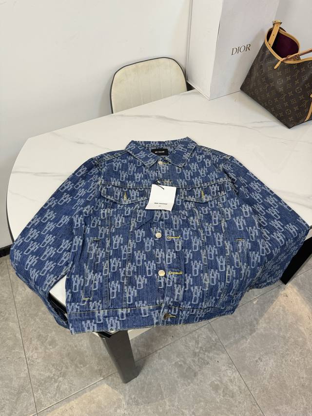 款号：B16 We11Done 24Ss 牛仔外套- 面料采用定织定染加厚牛仔材质， 全喷马骝褪色做旧效果，手感厚实质感十足，版型一如既往的阔版宽松，对身材的包