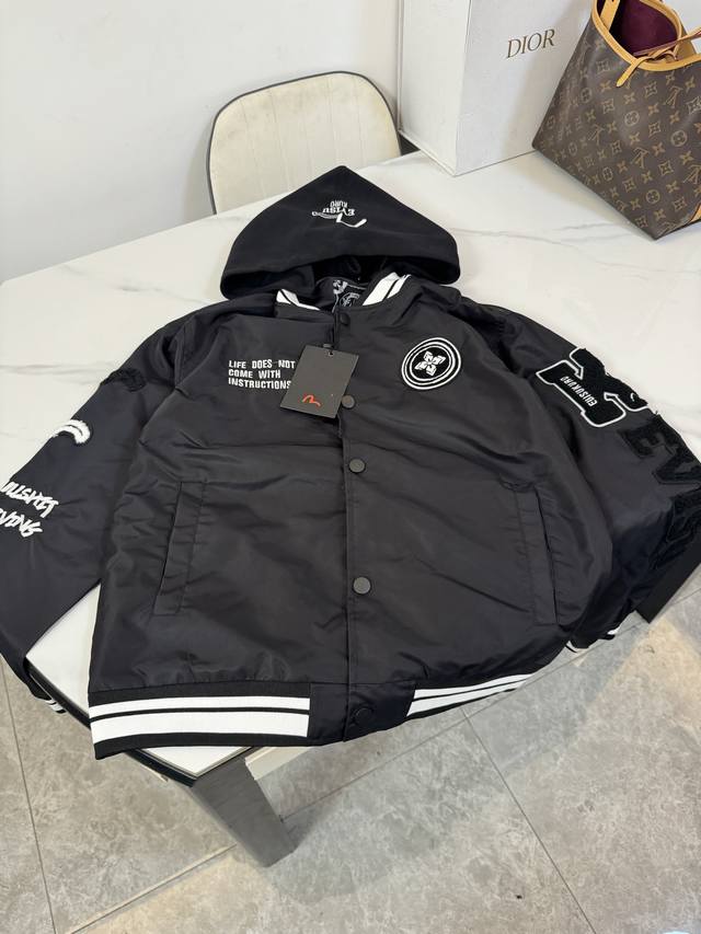 款号F102 Evisu福神 最高版本！请区别市面错版！ 独家爆款上新！ 秋季新款Ev福神 刺绣字母刺绣棒球服外套夹克 帽子可拆卸 刺绣徽章图案、Ev标志及海鸥