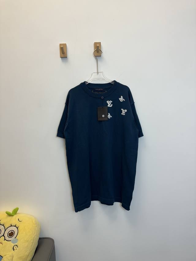 特价 剩M L Xl 新款Louis Vuitton Lv 年春夏新款吹笛人针织短袖男女同款 喜欢 Over Size风的一定要入手，上身效果超飒超惊艳，材质是