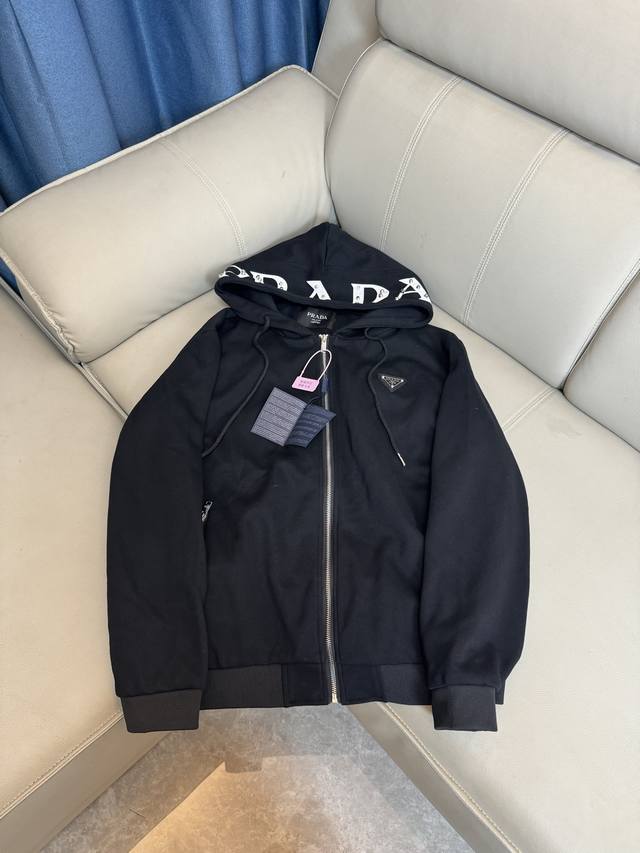 padad 普拉达连帽铆钉贴标设计开衫休闲外套 尺码：S- Xl