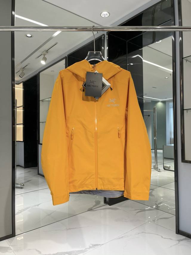 烈焰黄 '｜系列 冲锋衣 ： 产品颜色： 黑色、以太蓝、幸运粉、像素灰、幸运蓝、浅灰色、菲诺橙、烈焰黄、竹月蓝、群青蓝、复古绿、白灰色、幻银紫、电光枚、浩渺灰、