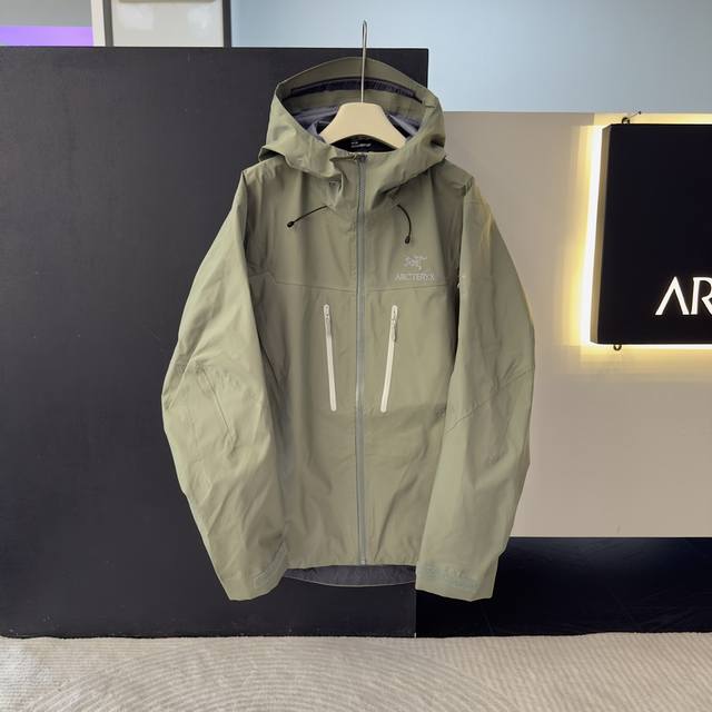 阿尔法 6代系列 硬壳 冲锋衣 ： 产品颜色：虎鲸、磐石绿、月咏蓝、象牙白、幽雾绿、皇朝红、绒沙灰、黑金