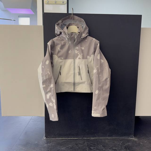系列 ' 拼色短款冲锋衣 女款 ： 产品配色： 褐色、 黑色 编码：000 E