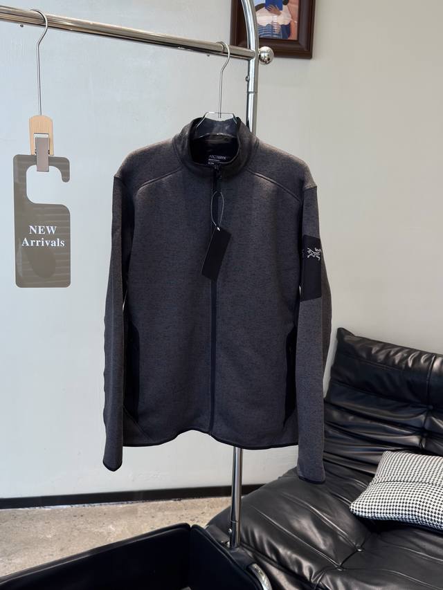 立领抓绒拉链夹克外套 ： 产品配色：极地白、石墨灰、黑灰色、宝石蓝灰 编码：000 E
