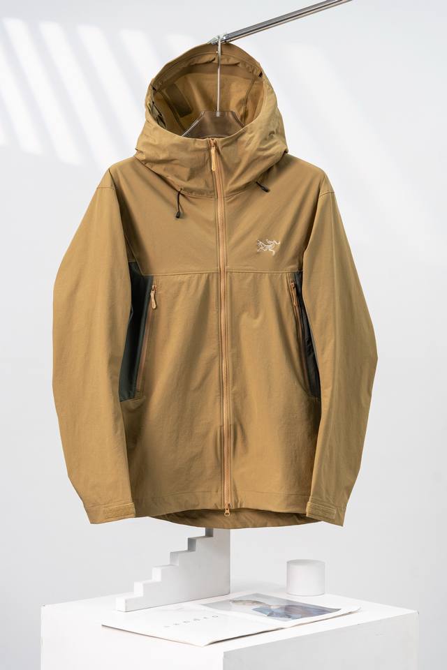 砂陶棕 Arcteryx始祖鸟 登山攀岩系列 Serratus Hoody 品牌Logo刺绣软壳百搭夹克外套 这是一款专为攀登设计的高性能软壳夹克，兼顾保暖、透