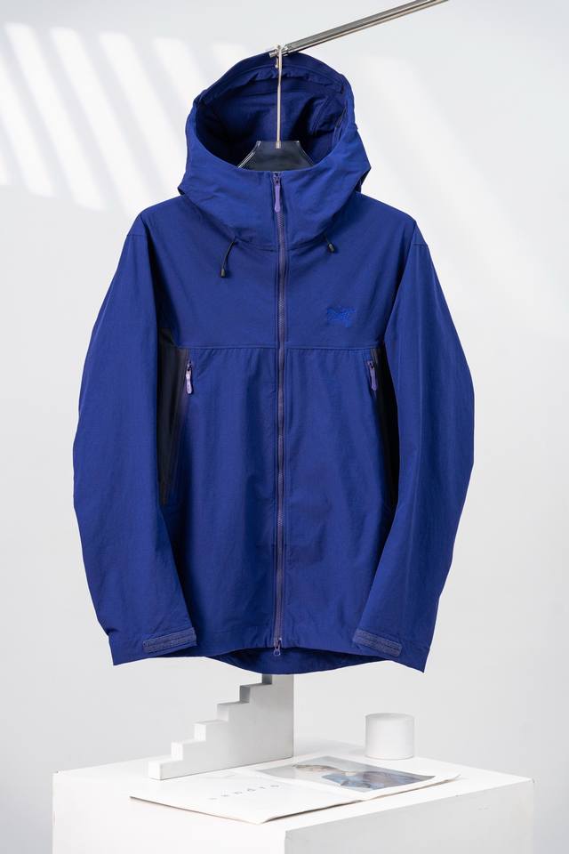 韵动紫 Arcteryx始祖鸟 登山攀岩系列 Serratus Hoody 品牌Logo刺绣软壳百搭夹克外套 这是一款专为攀登设计的高性能软壳夹克，兼顾保暖、透