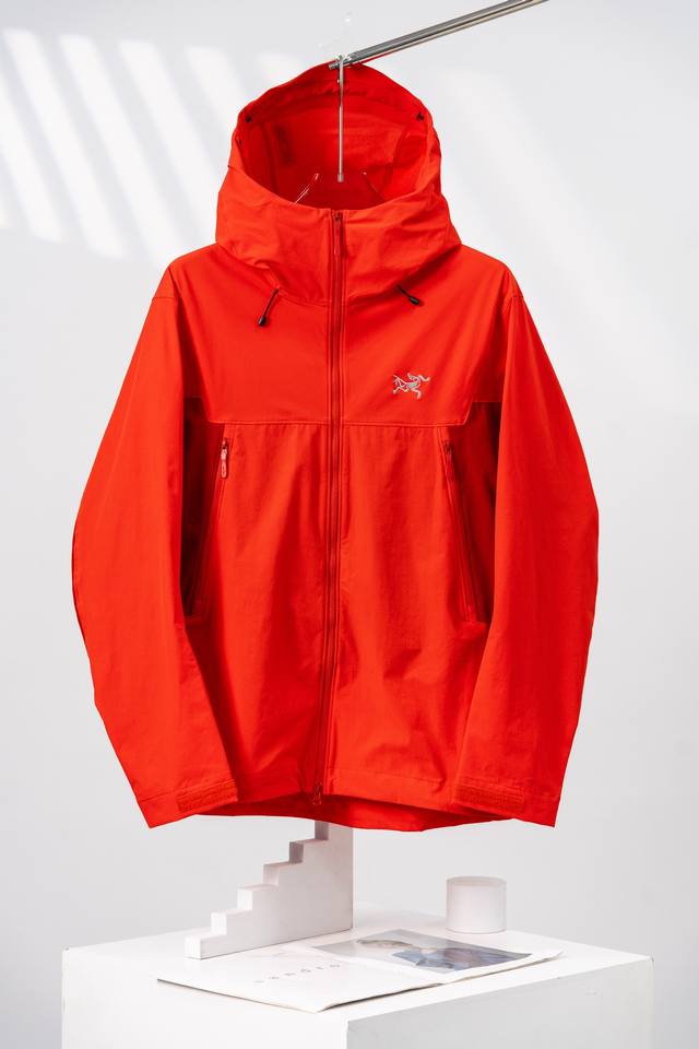 皇朝红 Arcteryx始祖鸟 登山攀岩系列 Serratus Hoody 品牌Logo刺绣软壳百搭夹克外套 这是一款专为攀登设计的高性能软壳夹克，兼顾保暖、透
