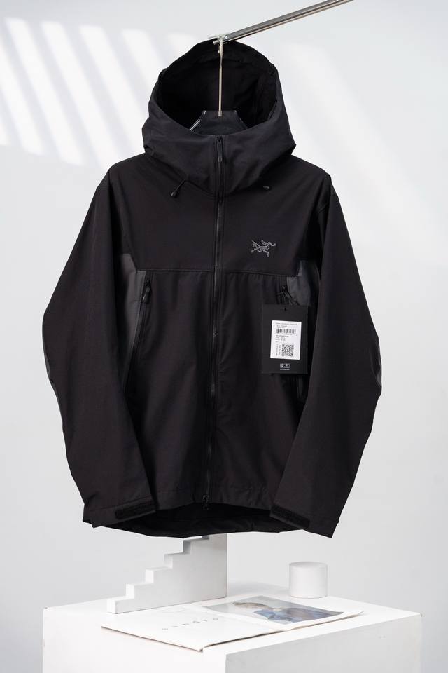 黑色 Arcteryx始祖鸟 登山攀岩系列 Serratus Hoody 品牌Logo刺绣软壳百搭夹克外套 这是一款专为攀登设计的高性能软壳夹克，兼顾保暖、透气