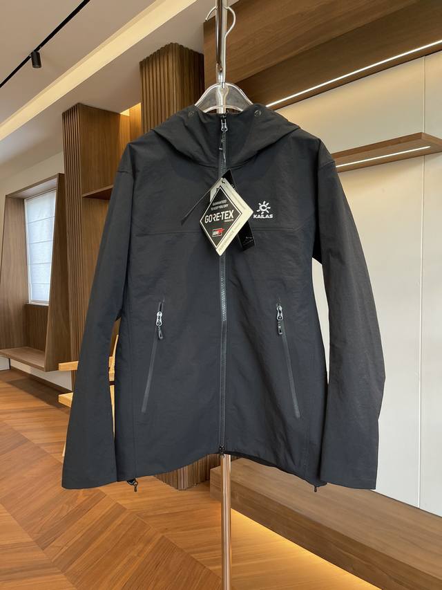 黑色 凯乐石 M8-X软壳防风弹力耐磨户外徒步连帽外套 这款凯乐石软壳源自攀岩专业术语 Mixed Climbing 冰岩混合攀登为应对户外风寒多变环境和不同运