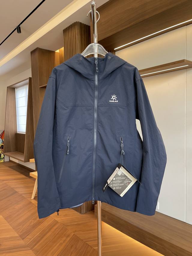 藏青 凯乐石 M8-X软壳防风弹力耐磨户外徒步连帽外套 这款凯乐石软壳源自攀岩专业术语 Mixed Climbing 冰岩混合攀登为应对户外风寒多变环境和不同运