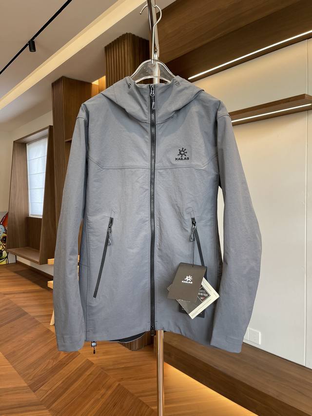 深瓦灰 凯乐石 M8-X软壳防风弹力耐磨户外徒步连帽外套 这款凯乐石软壳源自攀岩专业术语 Mixed Climbing 冰岩混合攀登为应对户外风寒多变环境和不同