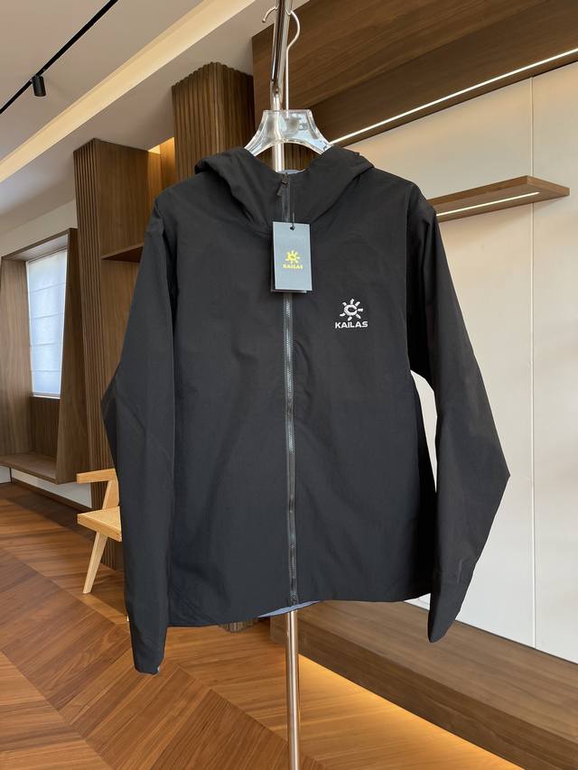 黑色 凯乐石 M8-X软壳防风弹力耐磨户外徒步连帽外套 独家货源！！！这款凯乐石软壳源自攀岩专业术语 Mixed Climbing 冰岩混合攀登为应对户外风寒多