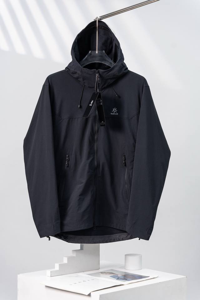 黑色 凯乐石Kailas 运动户外防风防泼水弹力耐磨徒步连帽软壳夹克 户外爱好者们，今天必须给你们按头安利凯乐石家的宝藏单品 M8软壳连帽外套！ 1.专业基因，