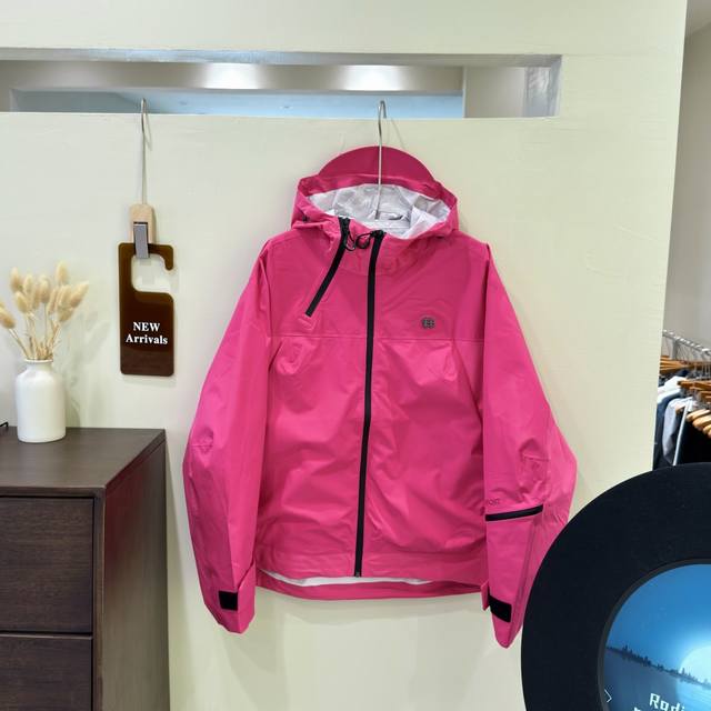 隆 ｜代 系列 防水冲锋衣 夹克 ： 产品配色： 黑色、深棕色、浅卡其、深绿色、深粉色 产品编码：