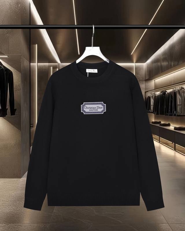 放心推现货充足 Dior 迪奥 25Fw经典款胸口Logo字母徽章标识休闲针织套头毛衣羊毛衫 2025Fw官网新款原版面料 官方同款 精选毛衣定制 进口羊毛面料