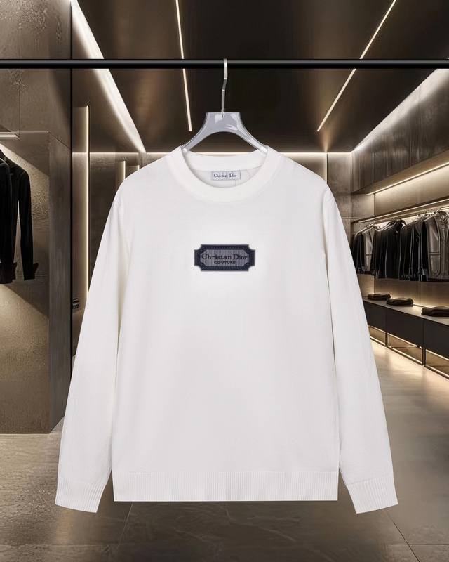 放心推现货充足 Dior 迪奥 25Fw经典款胸口Logo字母徽章标识休闲针织套头毛衣羊毛衫 2025Fw官网新款原版面料 官方同款 精选毛衣定制 进口羊毛面料