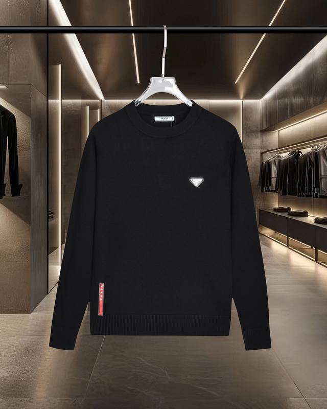 放心推现货充足 普拉达 prada 25Fw经典款胸前Logo字母徽章标识休闲针织套头毛衣羊毛衫 2025Fw官网新款原版面料 官方同款 精选毛衣定制 进口羊毛